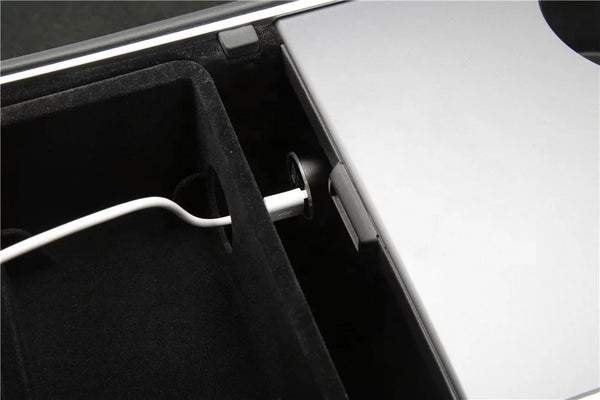 Kleine Organizer Box unter der Armablage - Tesla Model 3 und Y, E-Mobility Shop, Detail Öffnung für Zigarettenanzünder